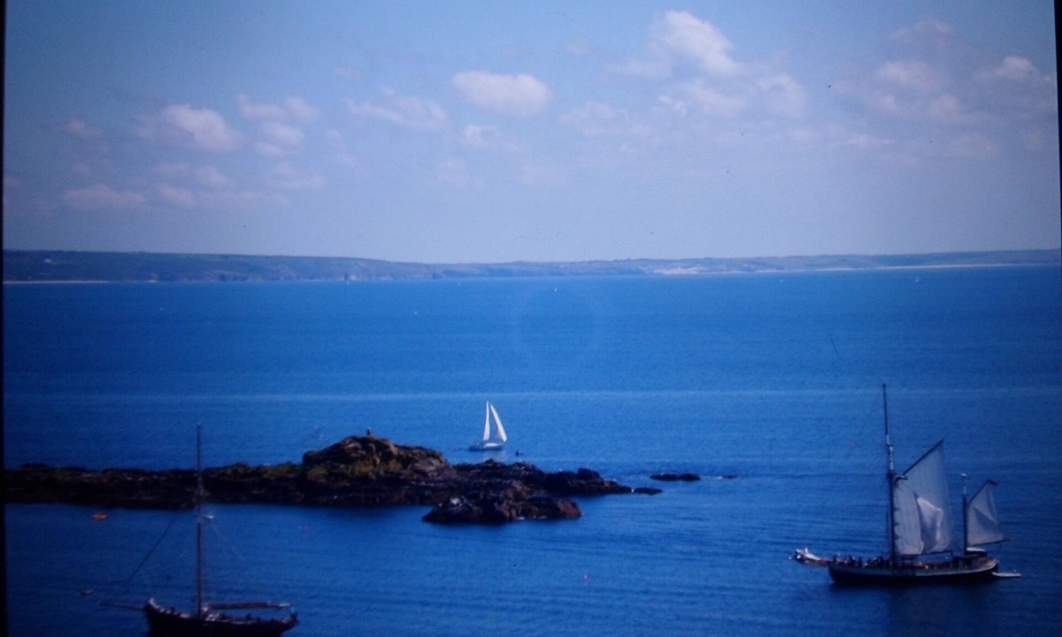 Mousehole Cottage | *** FABULOUS SEA VIEWS. MOUNTS BAY, MOUSEHOLE HARBOUR + THE LIZARD PENINSULAR.**