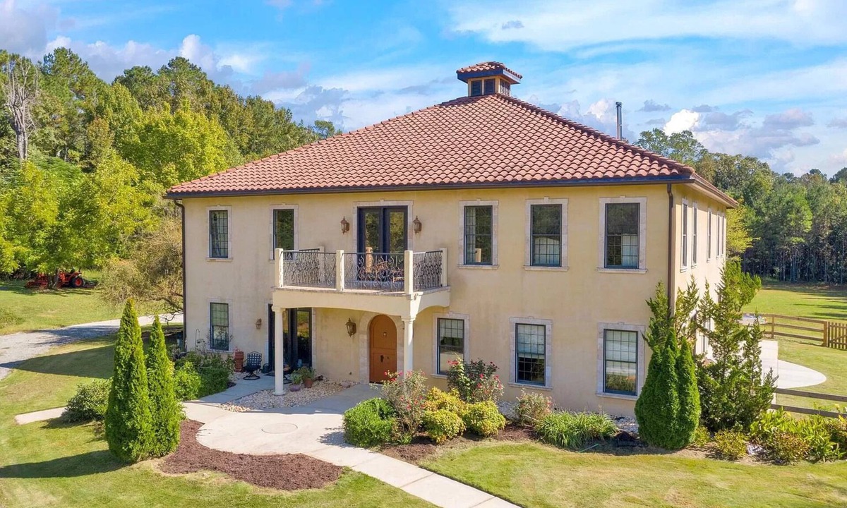 New Hill Villa | Fabulous Six Bedroom Jordan Lake Tuscan Villa.