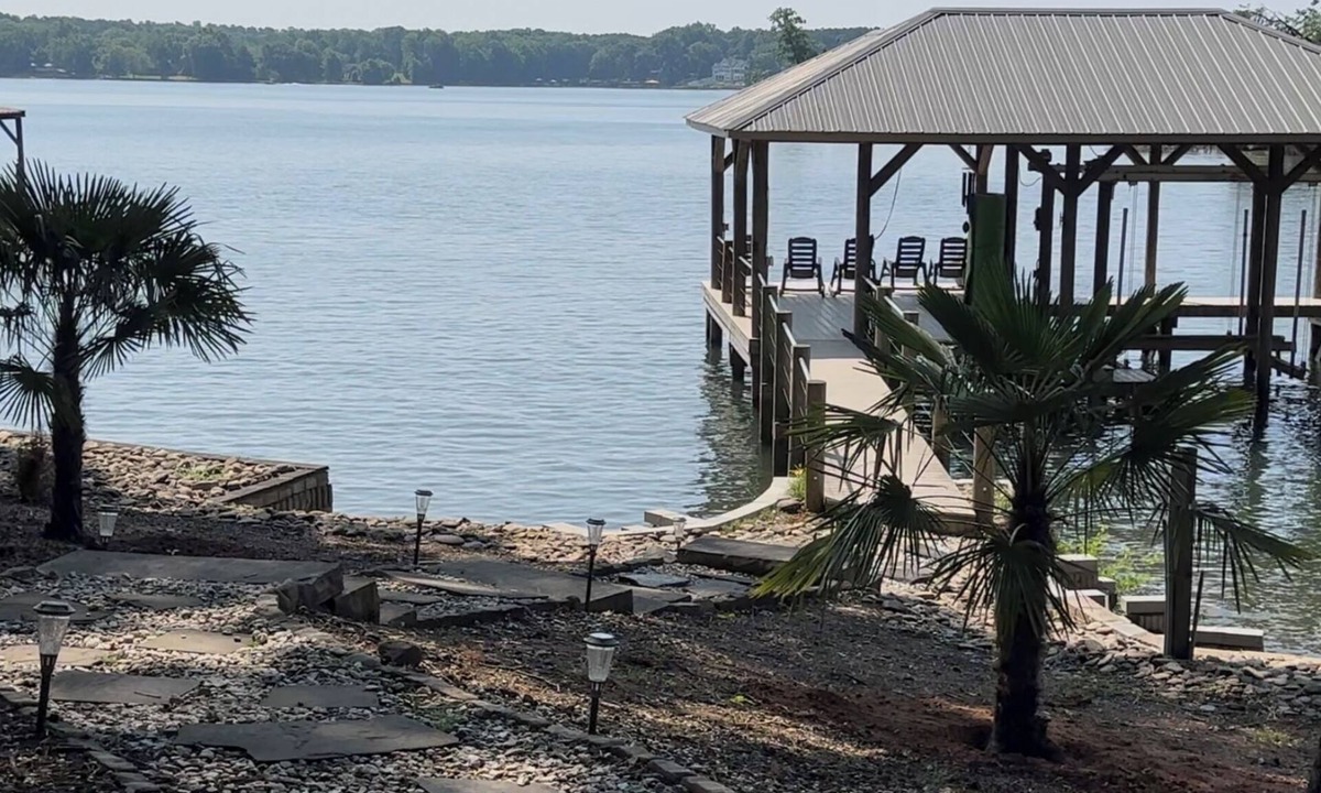 Terrell House | Fall deal! Fri 9am - Sun 6pm for 1000+fees! Fab views, free kayaks & SUPs