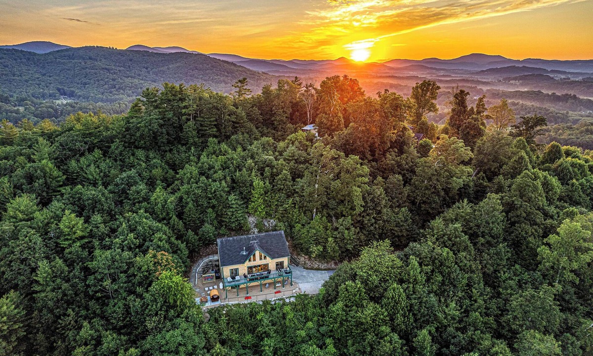 Hendersonville Cabin | Fall @ Love Mtn-Views, Hot Tub, Sauna, Games, Sleeps 15