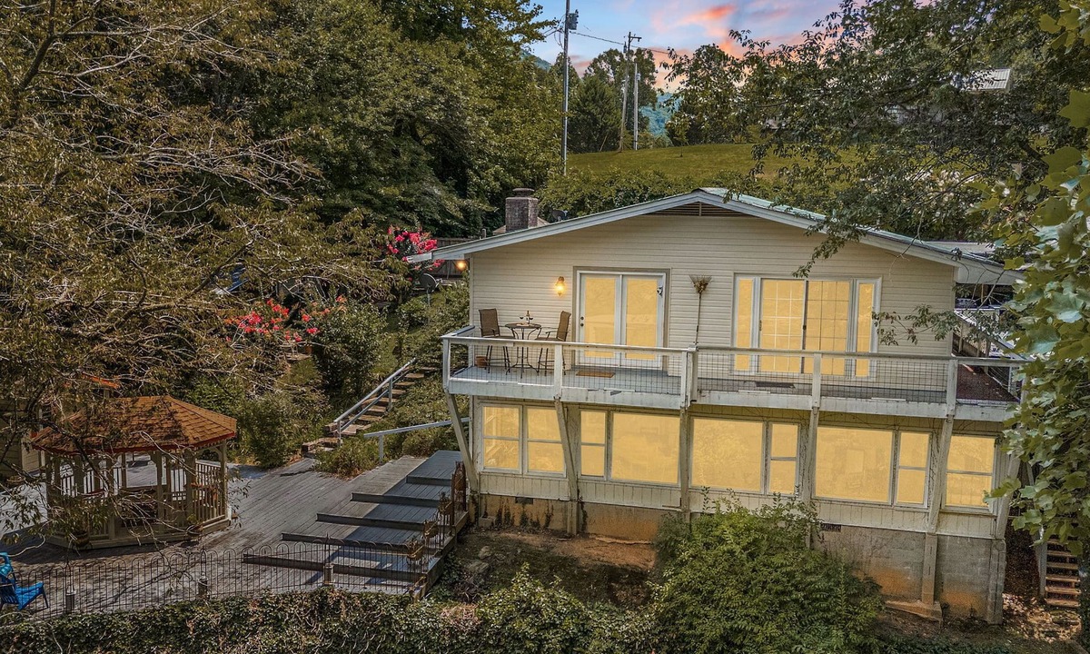 Otto House | "Falling Water" Perfect for families!