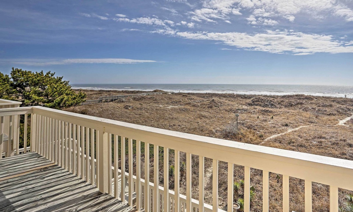 Sunset Beach House | Family-Friendly Vacation Home: Steps to Beach!
