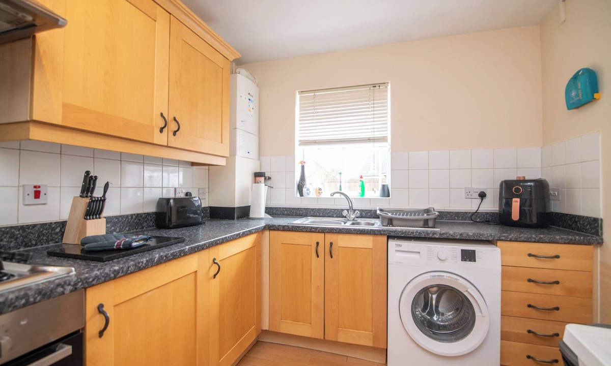 West Bromwich House | Fantastic 4 bed house with 3 bathrooms in pleasant location