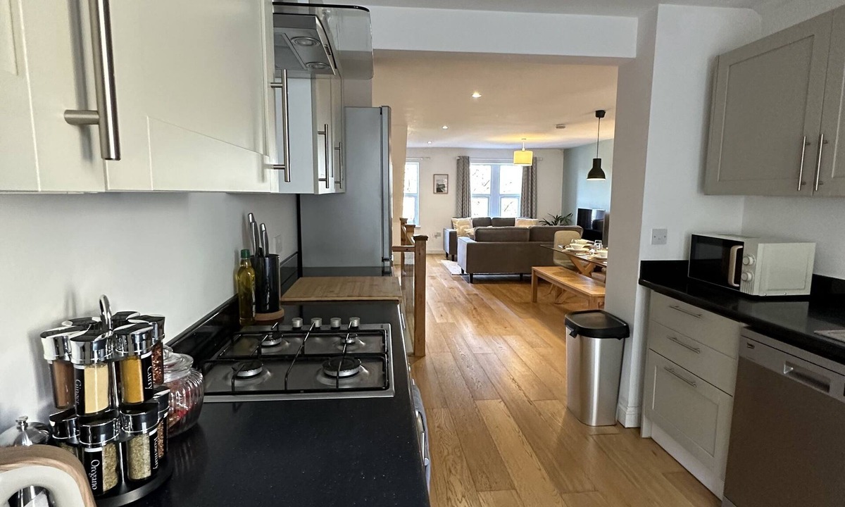 Southville House | Fantastic large town house situated 9 minute drive away from Bristol City Centre