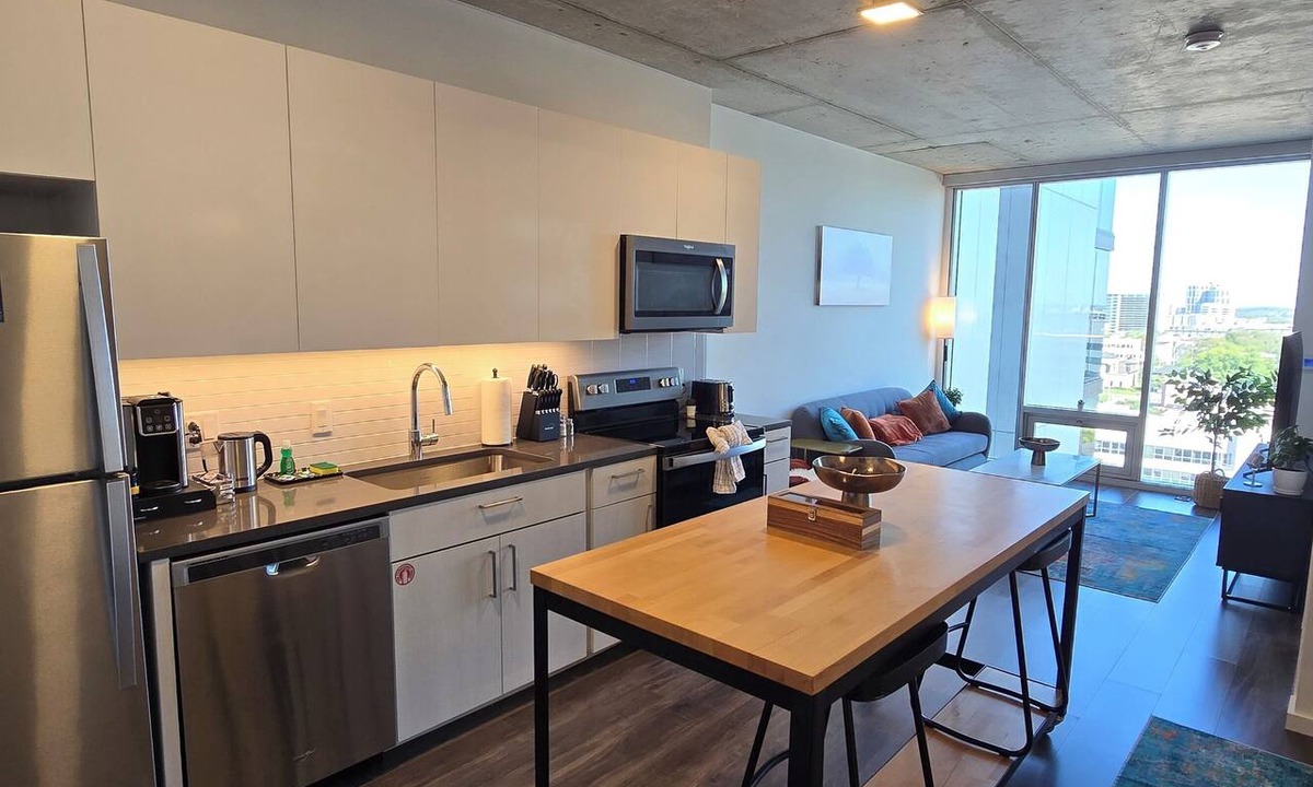 Music Row Apartment | Fantastic Luxe 1Bed High Rise on Music Row - Skyline Views
