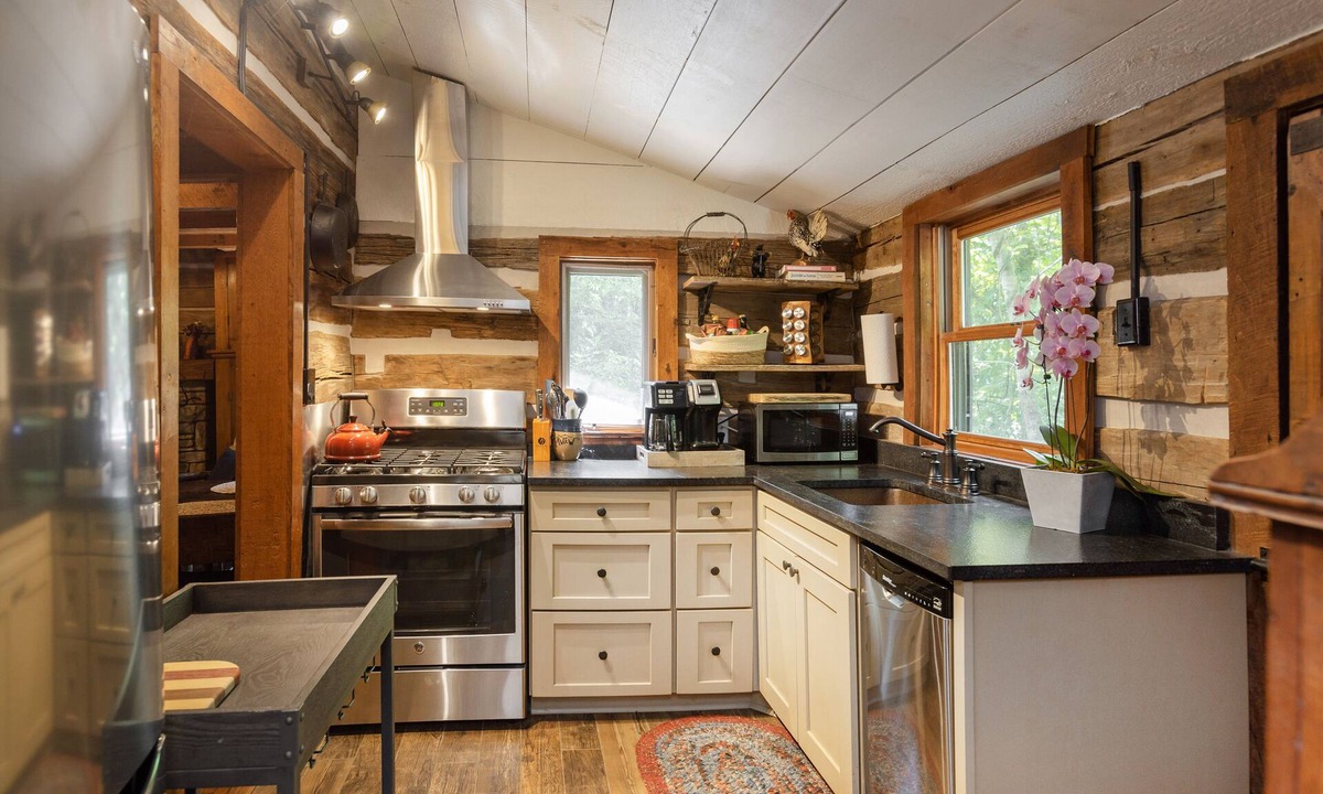 Fairview Cabin | Farm to Table Valley close to Asheville! Hearts-A-Bustin log cabin