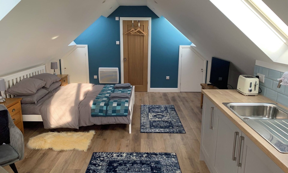 West End Apartment | Farmhouse Loft Studio in rural location with parking