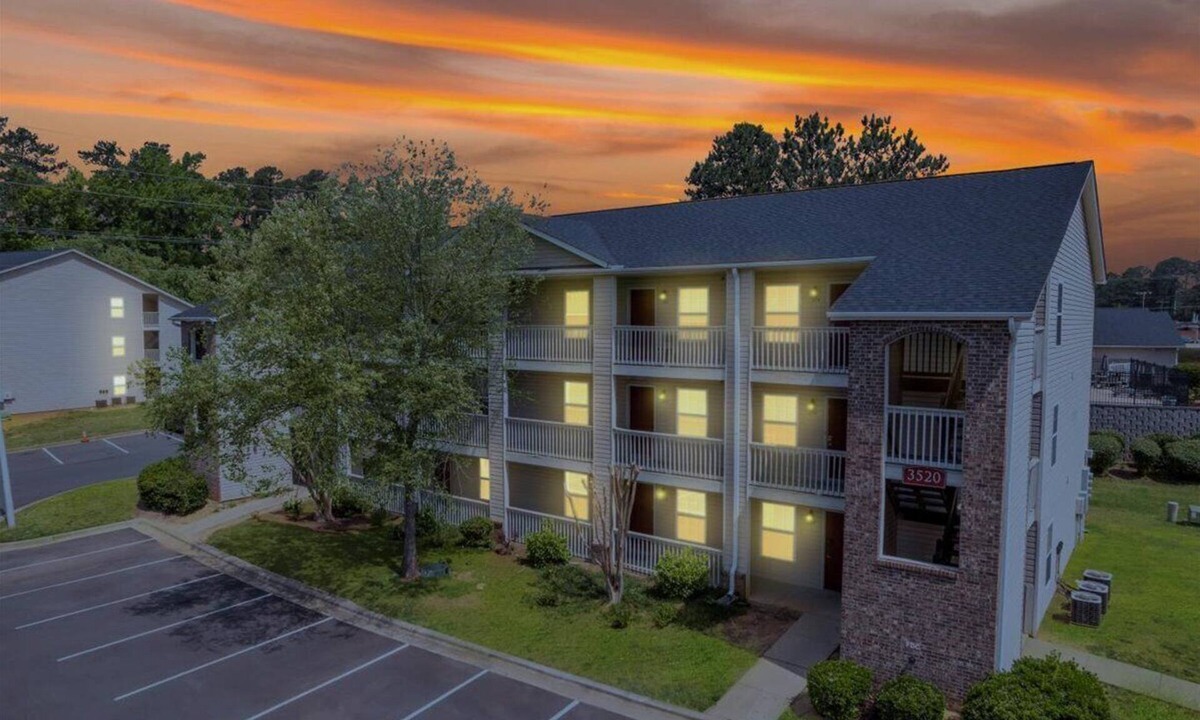Westover Apartment | Fayetteville Retreat I Free Parking I Pool I(cb)