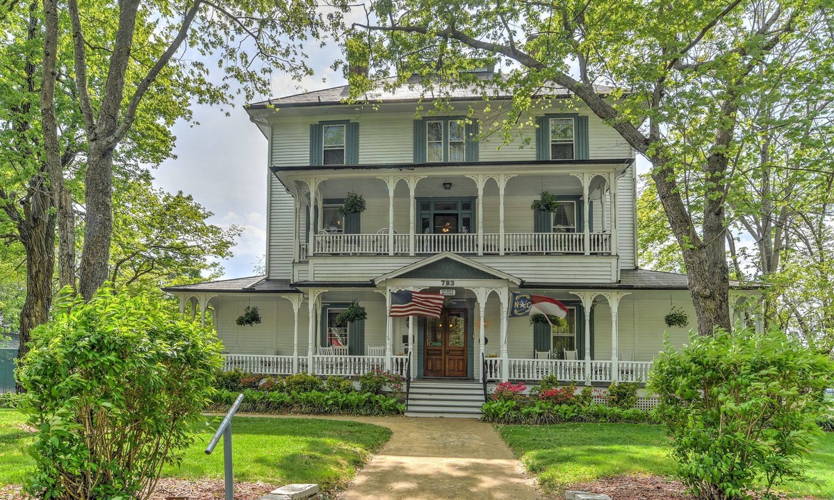 Hendersonville Bed & Breakfast | Find genuine southern hospitality in Hendersonville at the 1898 Waverly Inn.
