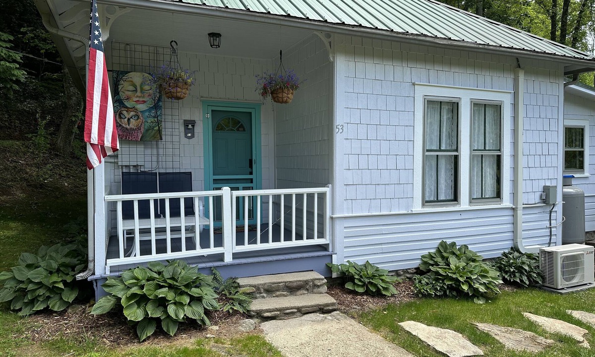 Sylva Cottage | Firefly Cottage a historic getaway in Balsam, NC