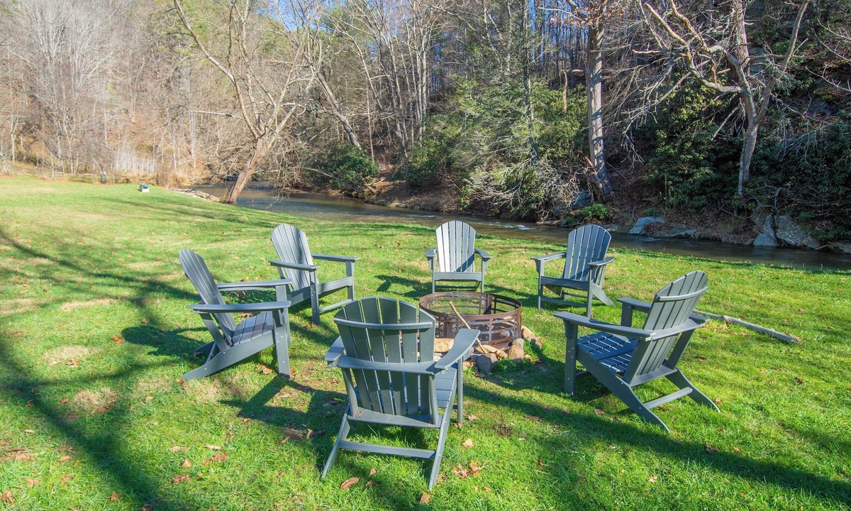 Grassy Creek Cabin | Fish, Soak, Play | River Song Retreat | Bring the Dogs!