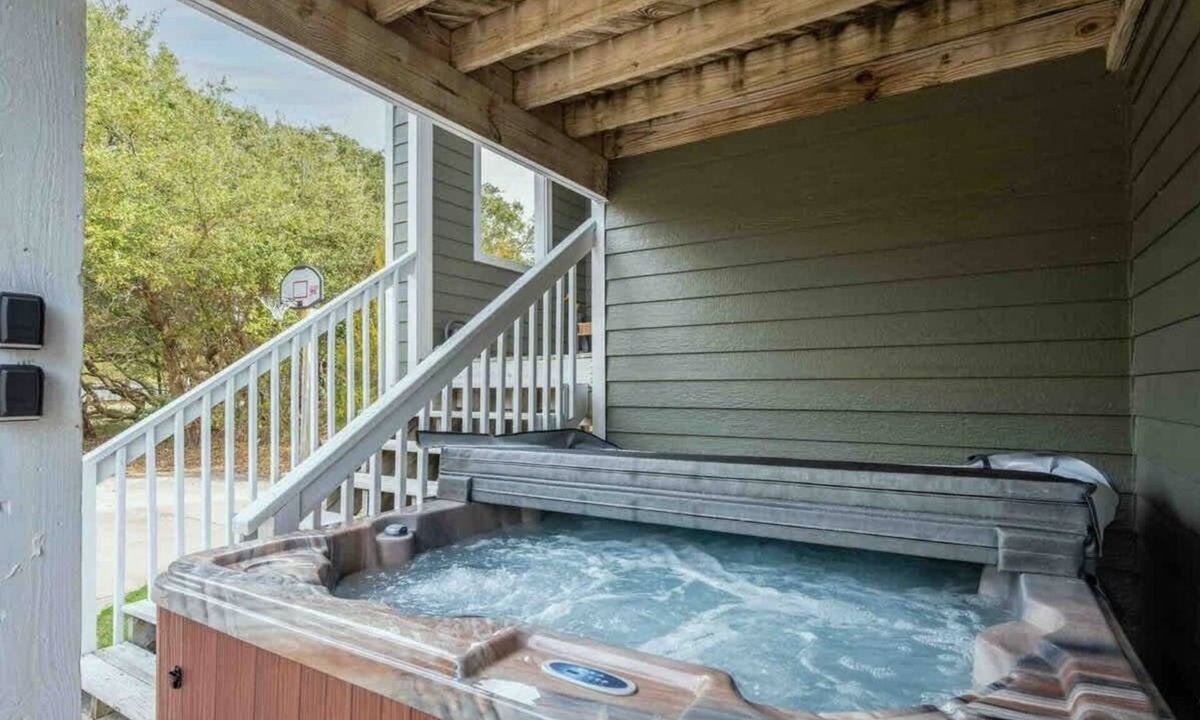 Colington House | Flexible Stays & Hot Tub!