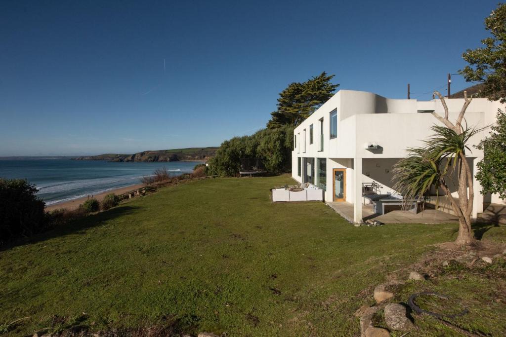 Praa Sands House | Footsteps from the beach - Hot tub - Cosy fireplace