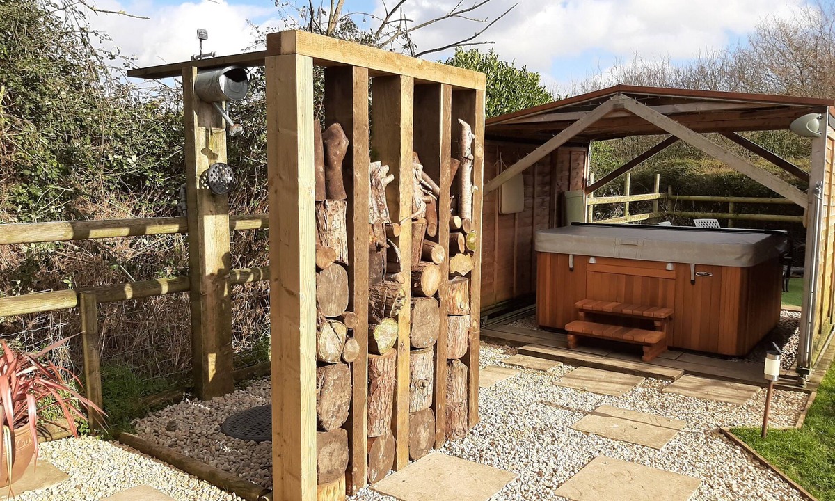 Bromham Cabin | Found at the foot of Roundway Hill with it's own secluded garden. Pet friendly.