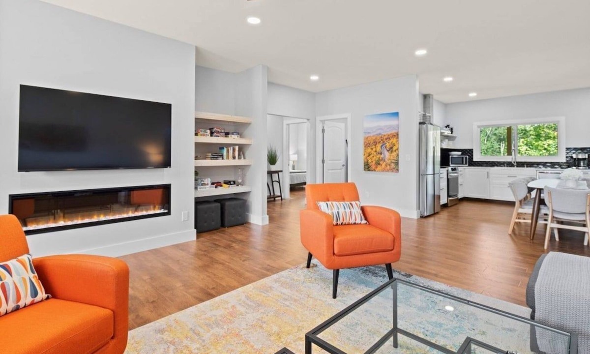 Woodfin House | Fox Den | 4 Suite Retreat + EV | 10 Mins to AVL