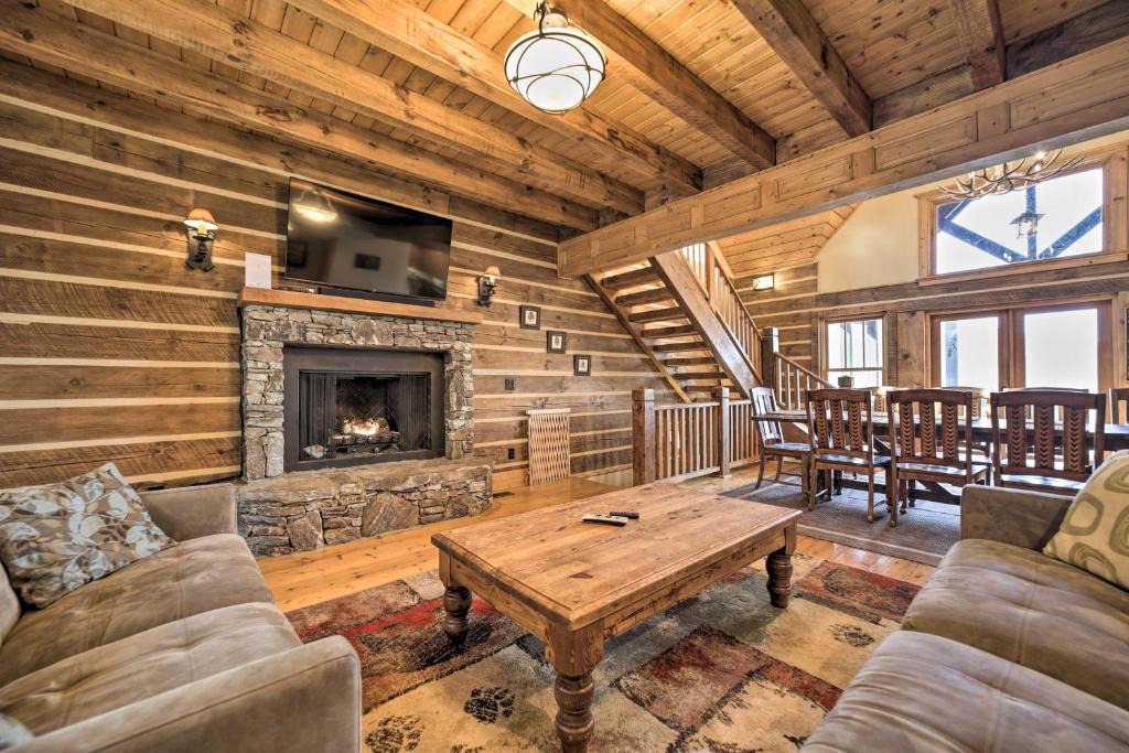 Franklin House | Franklin Cabin with Hot Tub and Pool Table!