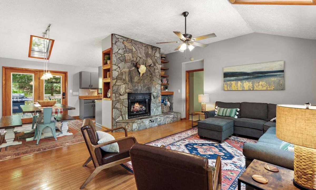Boone Cabin | Front Porch Therapy| Dogs Welcome!