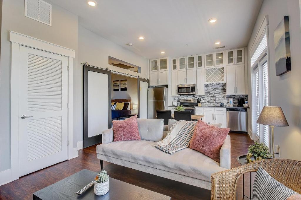 Commonwealth Apartment | FRONTDESK Village at Commonwealth Apts Plaza Midwood Charlotte
