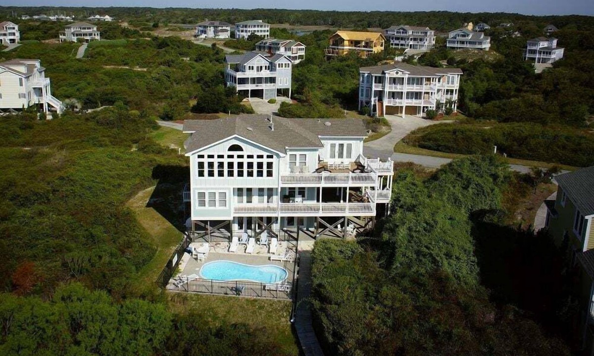 Holden Beach House | Full Circle is a beautiful coastal retreat nestled in the private east-end community of Dunescape