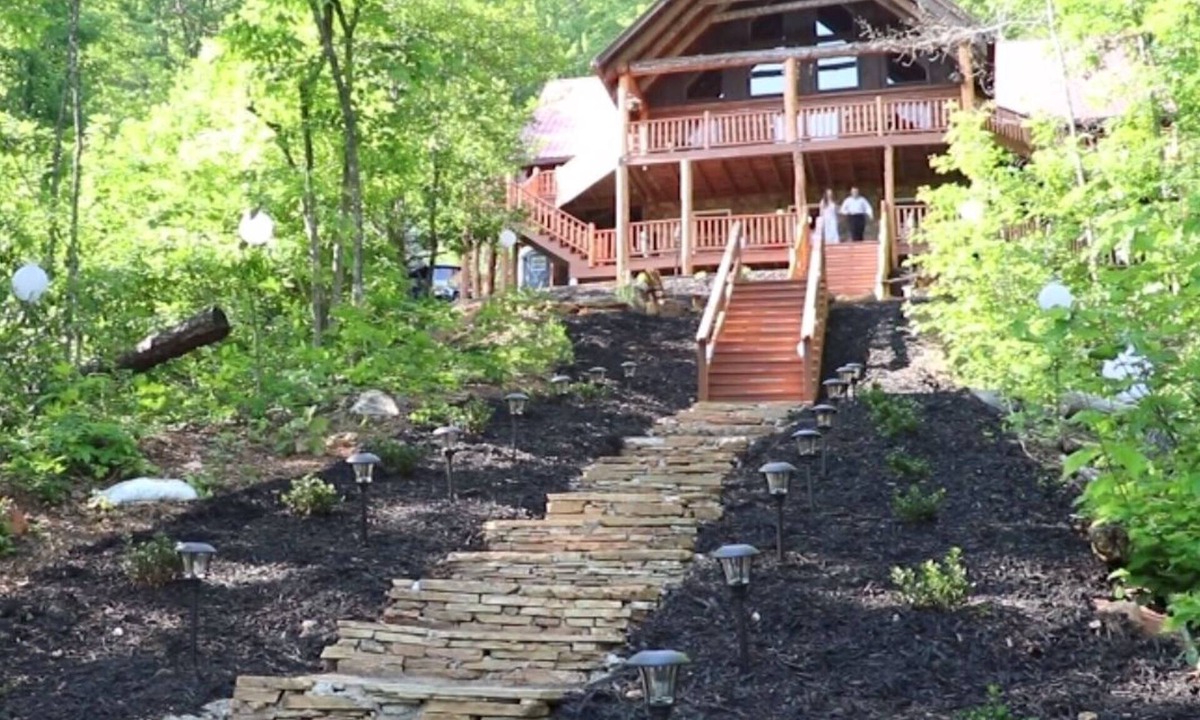 Franklin Cabin | Full Log Cabin,11 wooded acres near Franklin NC. Sleeps 16 in Beds. Waterfalls.