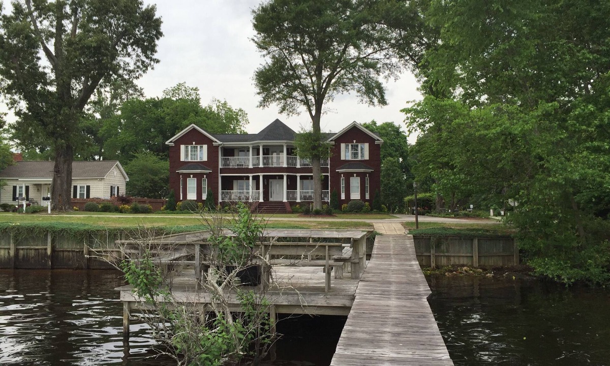 Lake Waccamaw House | Fully Furnished Upstairs, Equipped Kitchen, Private Pier, Generac Generator