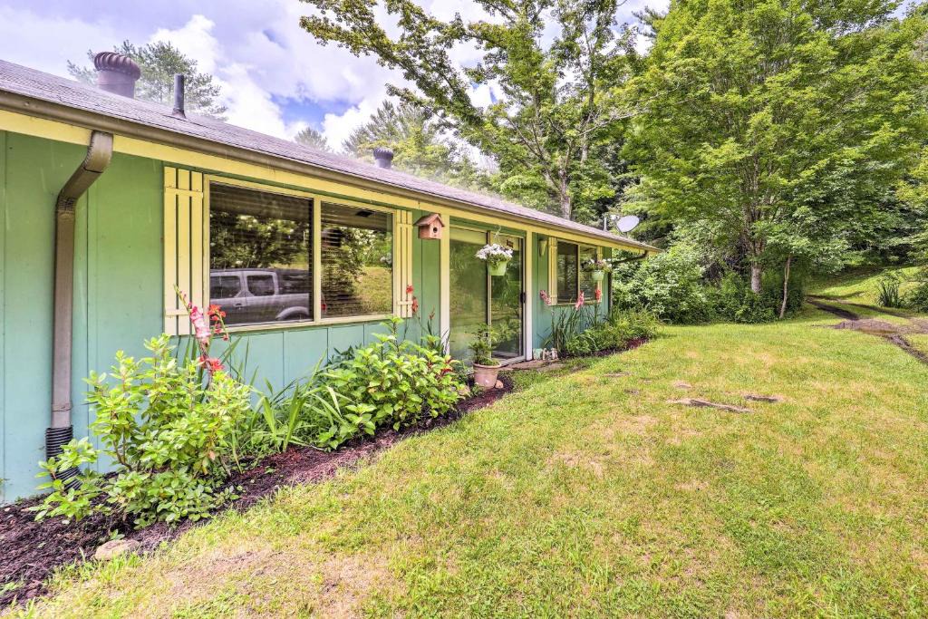 Frank Apartment | Furnished Deck and Home Gym Bakersville Retreat!