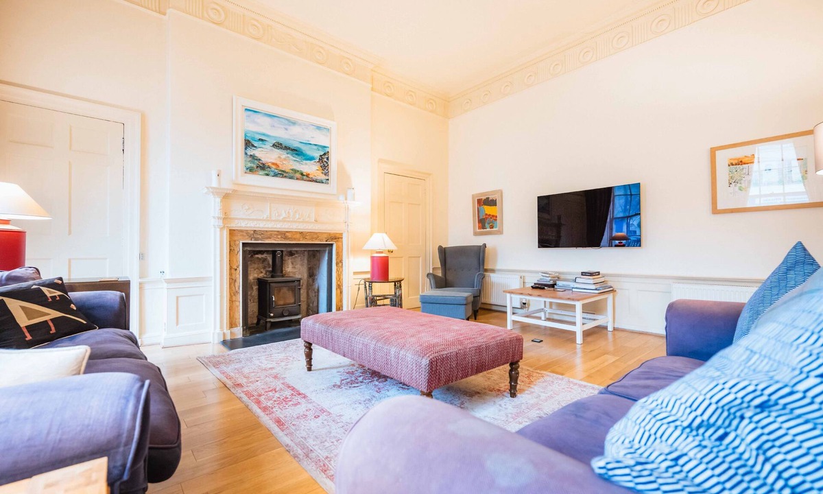 New Town Cottage | Gayfield Place Apartment- sleeps 6 guests