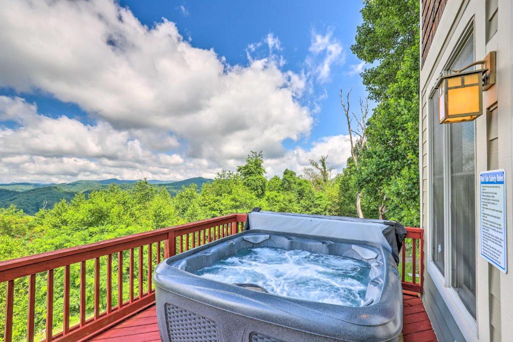 Wolf Laurel House | Getaway Chalet in Mars Hill with Hot Tub and Views!