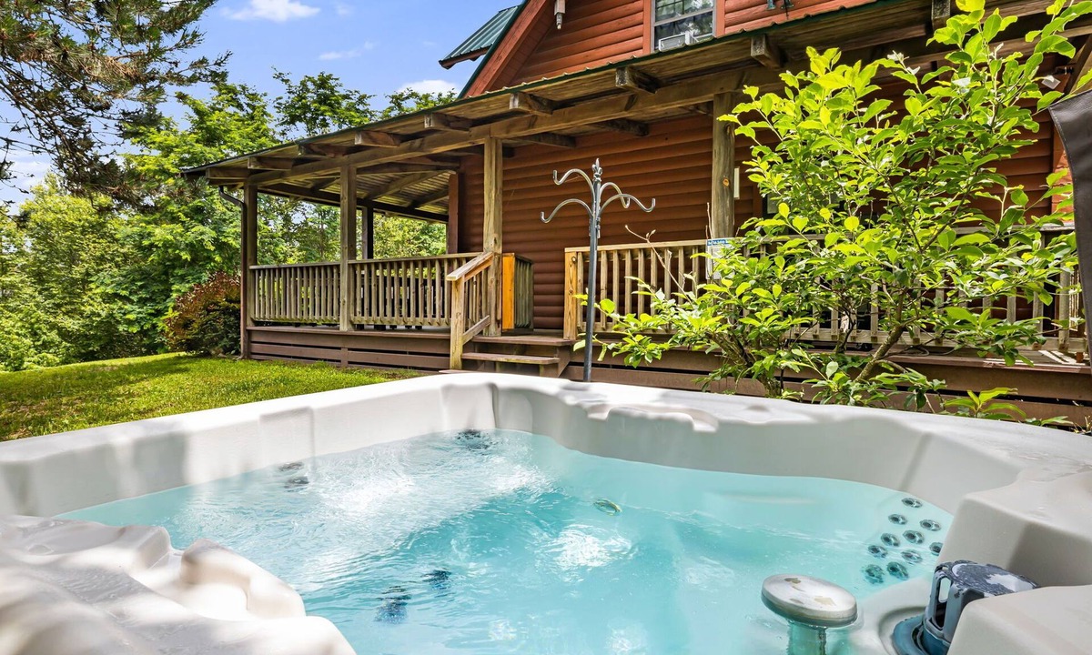 Canton Cabin | Glade Mtn Top Retreat | Hot Tub, Trails, 4,500ft Views + Biltmore Pass
