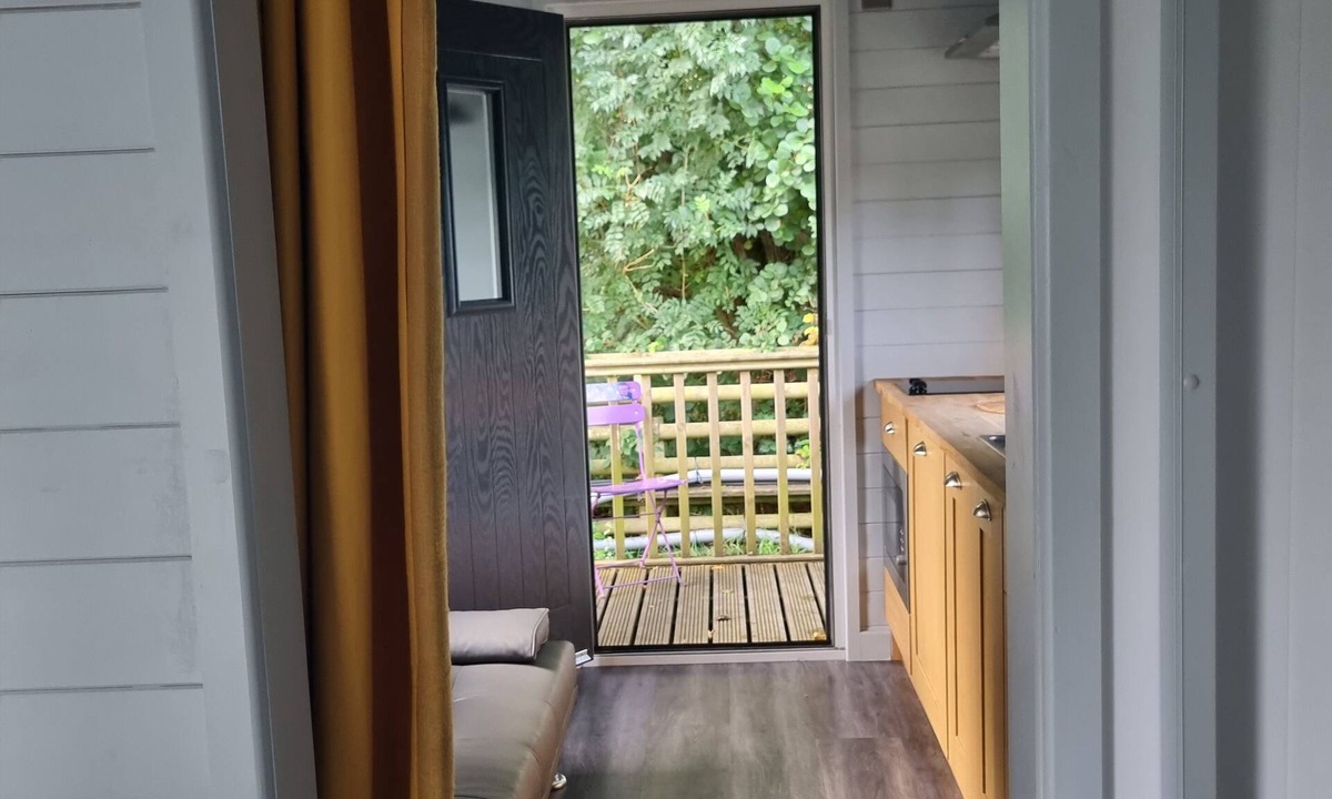 Llanfair Caereinion House | Glamping Hut - Riverview 3