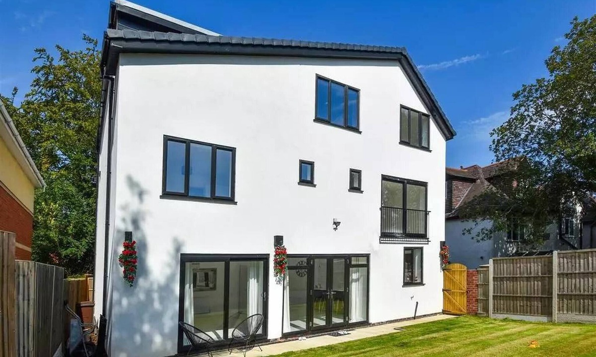 Wolverhampton House | Glams beautiful luxury home
