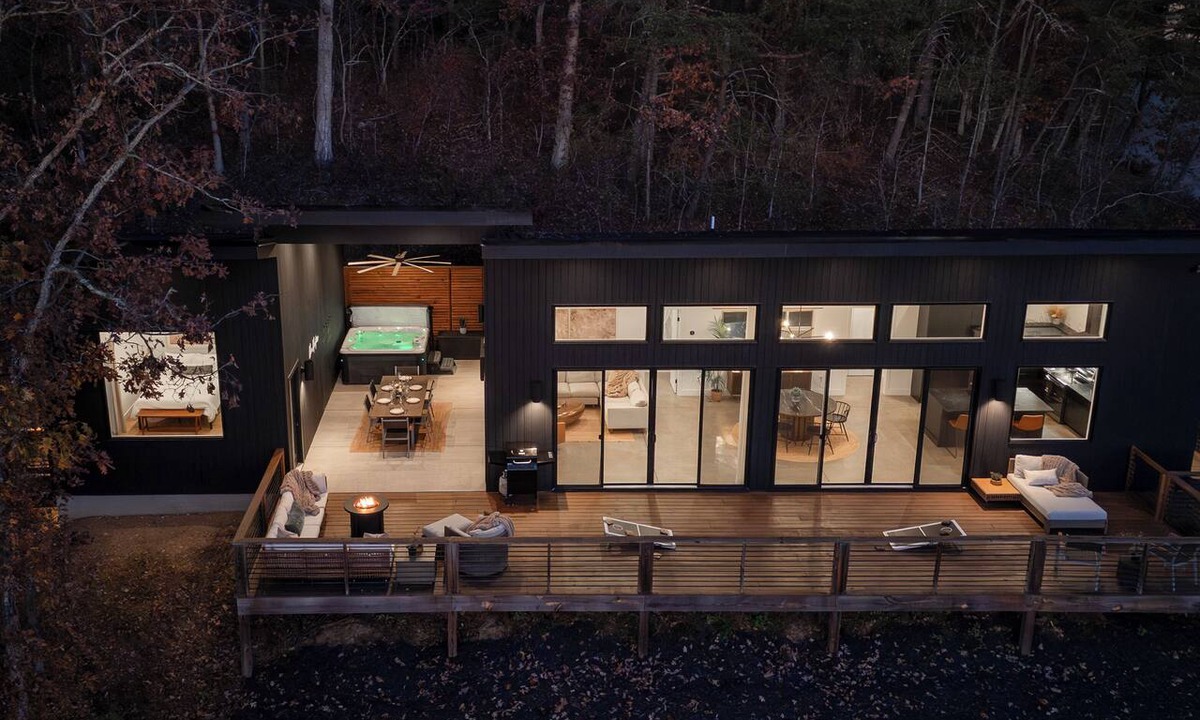 Weaverville Cabin | Glass House Hot Tub + Views Sleeps 8