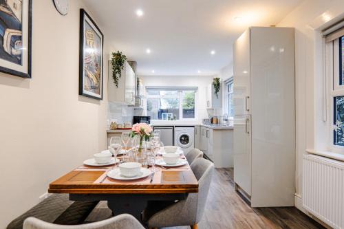 Gloucester House | Gloucester 5 Bedroom Cosy Home-Work or Leisure