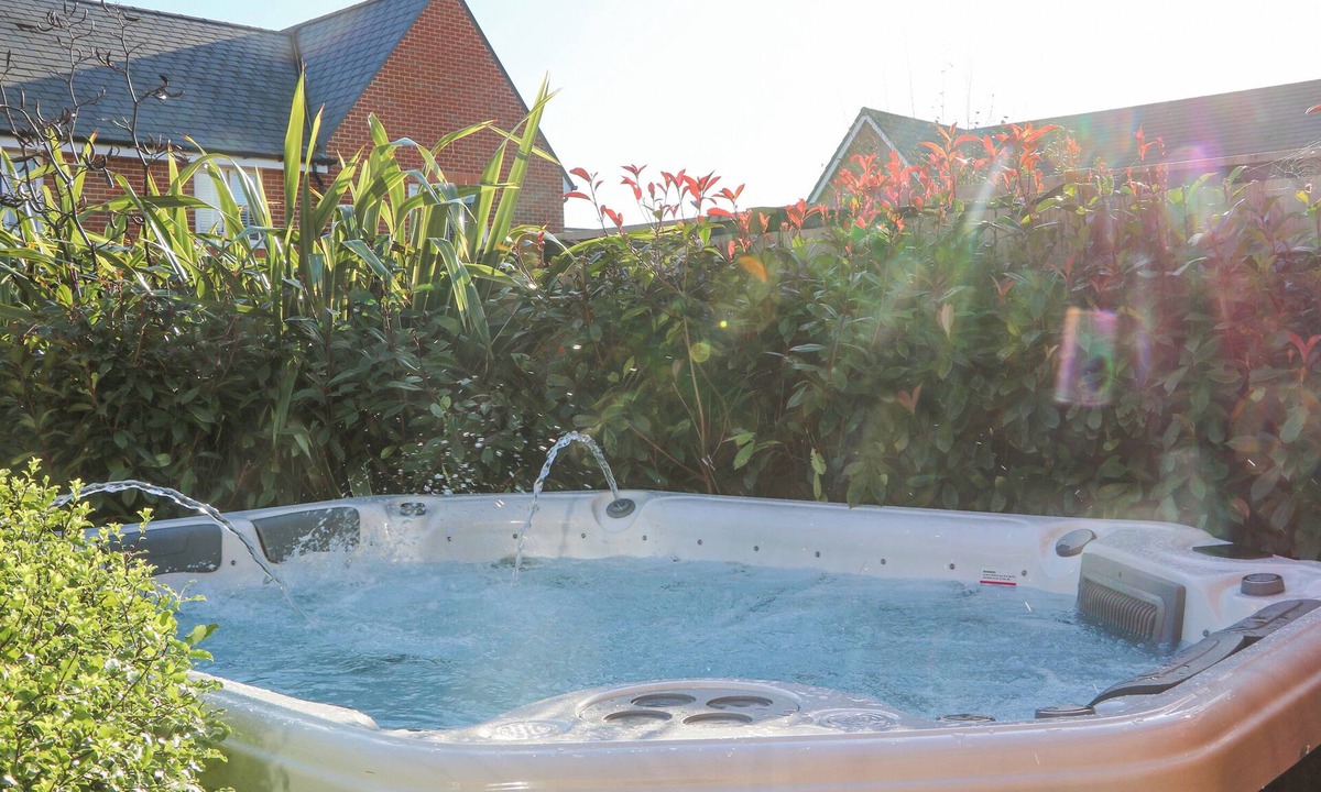 Westhampnett House | GOODWOOD RETREAT, pet friendly, country holiday cottage in Chichester