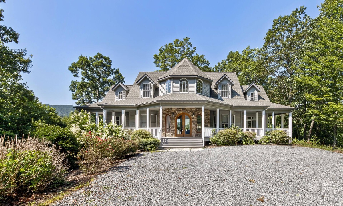 Hendersonville House | Grand Mountain Getaway near Dupont~Hendersonville, NC