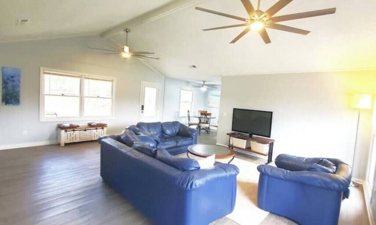 Dothan House | Great for Extended Stay- 12 ft ceiling- Open Space