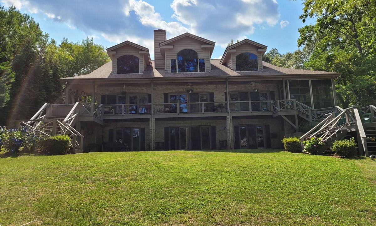Henrico House | GREAT for FAMILIES, beautiful waterfront, kayaks, firepit, pool table, & more!