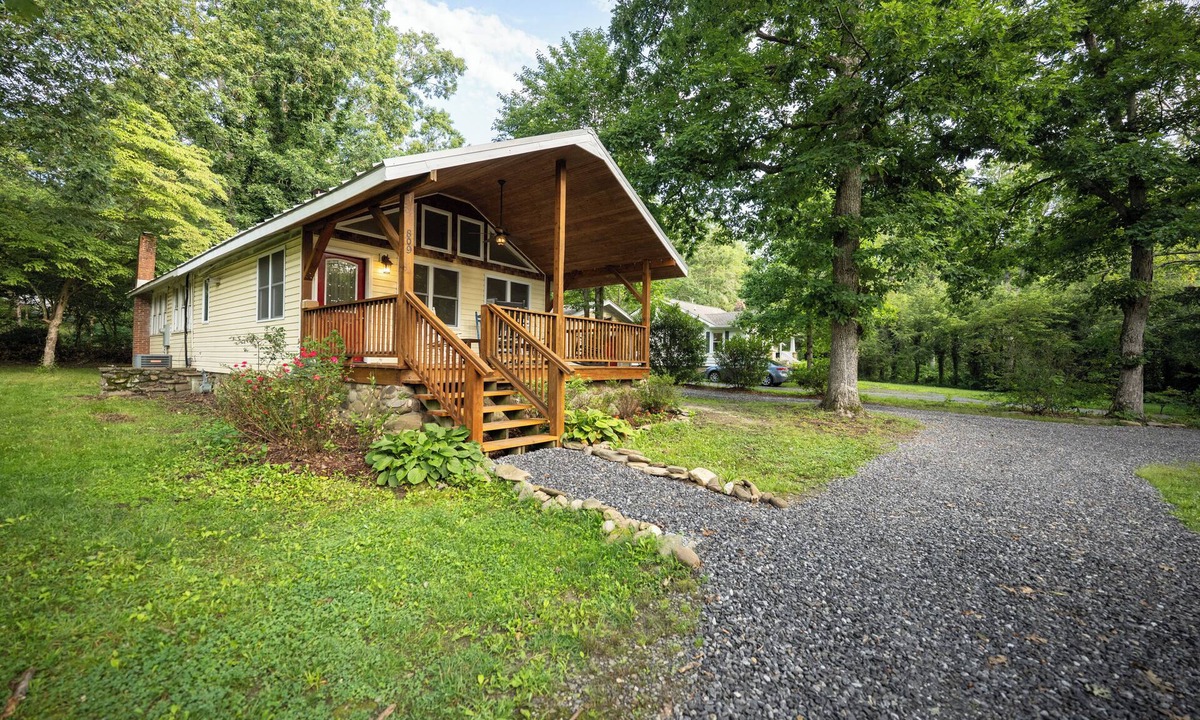 Black Mountain House | Great front porch! Walk to downtown.