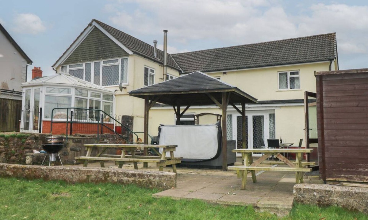 Narberth House | Greenhaven, Narberth sleeps 16