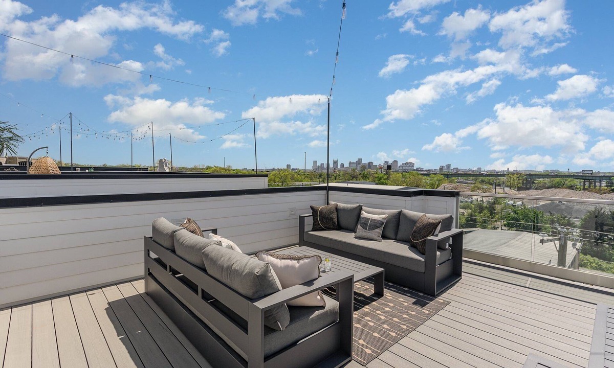 Katie Hill Neighborhood Cottage | Groovy -rooftop Patio w/Hot Tub -mins to Broadway