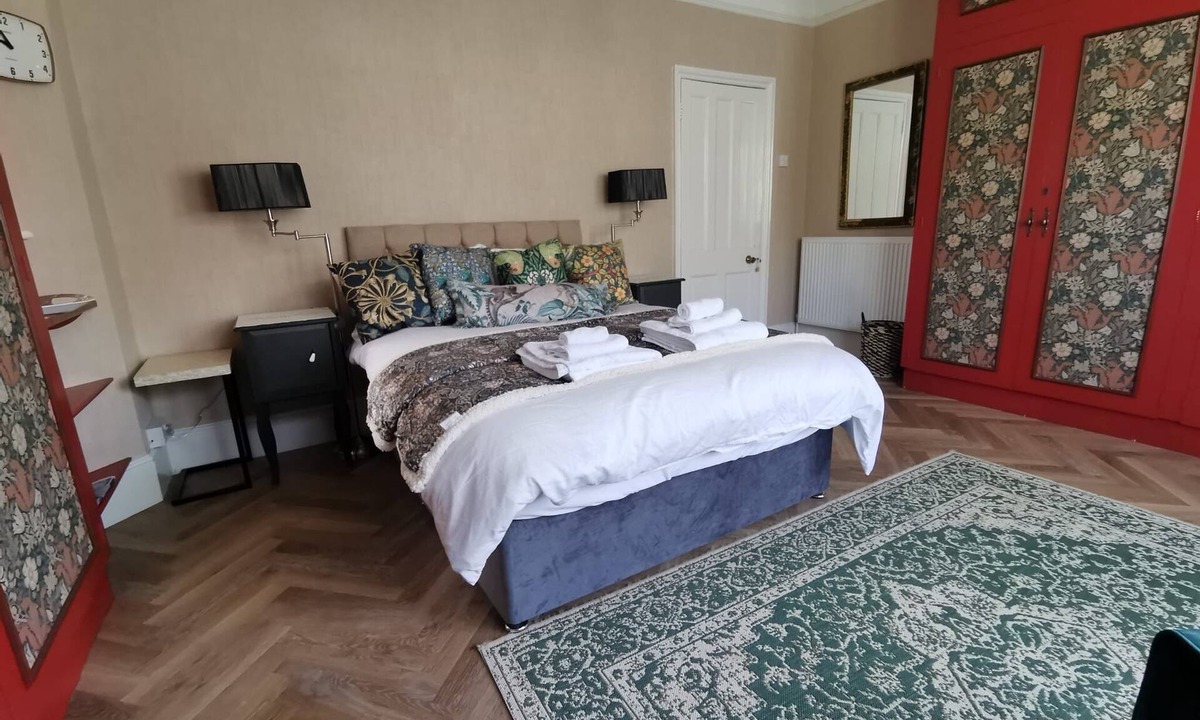 Bexhill-on-Sea House | Ground floor Spacious double bed room, free parking close to seafront.