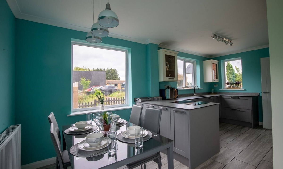 Rushden House | Group Accommodation | 8 Single Beds | Private Gated Property | On-Site Parking