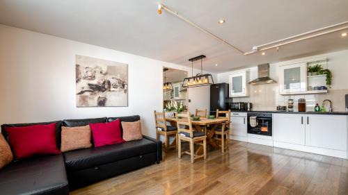 Andover Apartment | Group-Friendly Flat - 3 Beds, a Sofa Bed & Parking