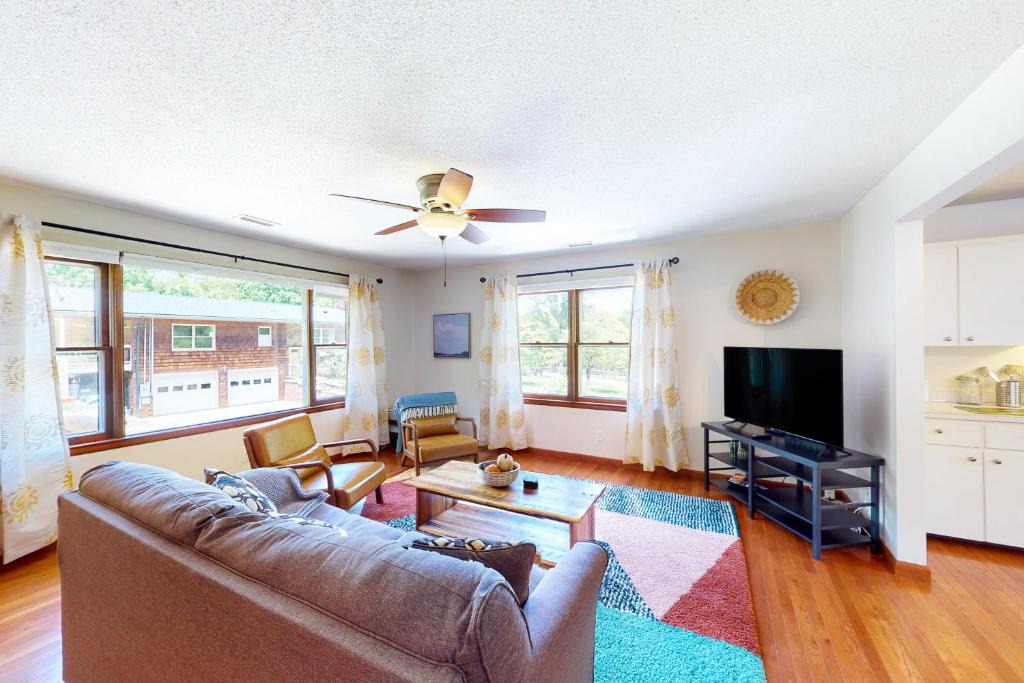 Leicester Apartment | Guest House at Firefly Ridge