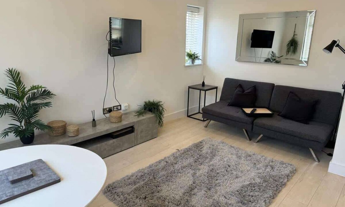 Benfleet Condo | Hadleigh Hideout - Modern Apartment with Parking