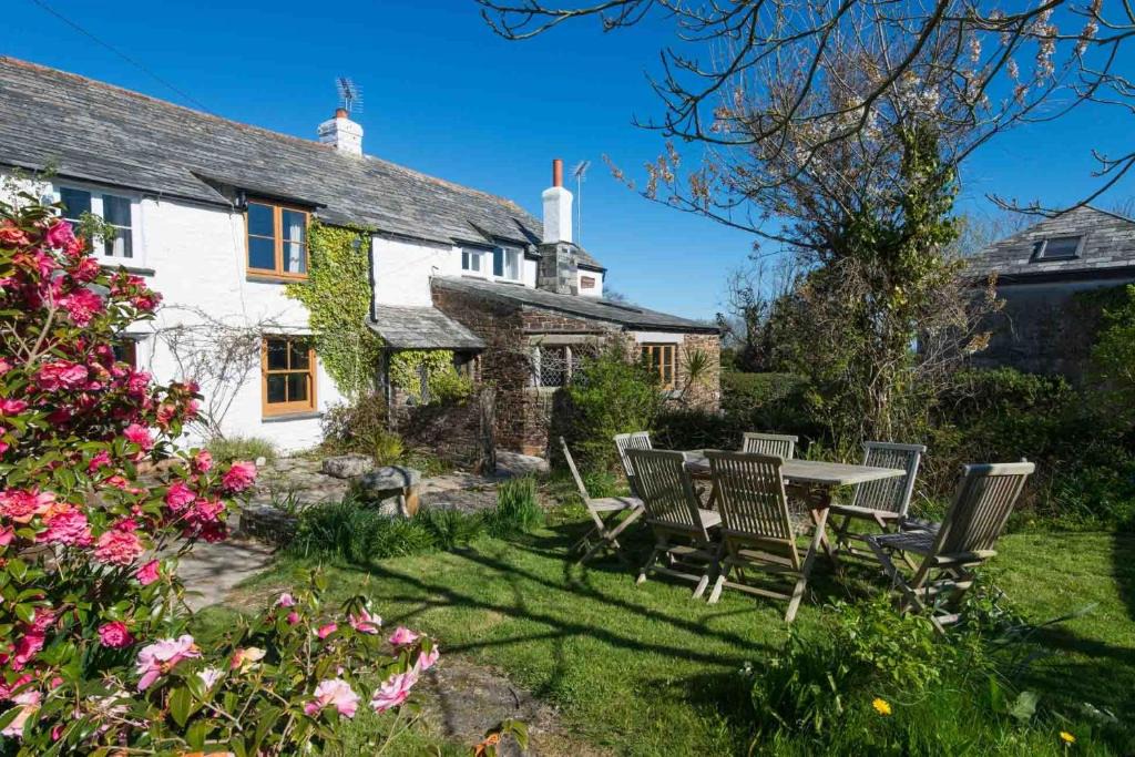 Saint Gennys House | Hallagather Farmhouse