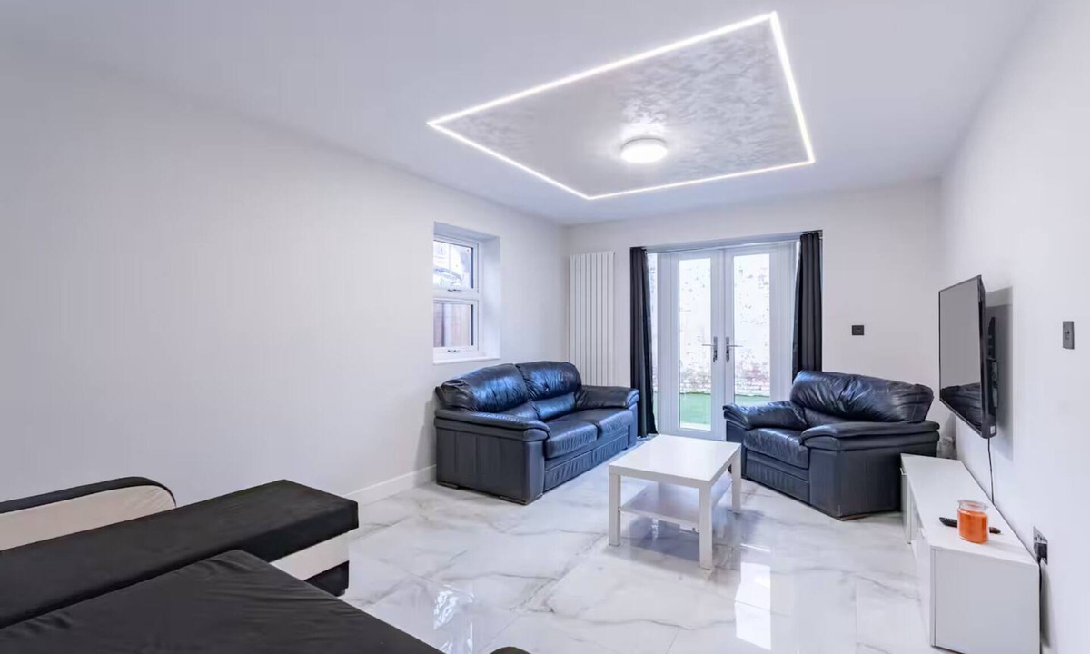 Westcliff-on-Sea House | Hamlet Hideaway | Sleeps 14| Off Street Parking - Pass the Keys