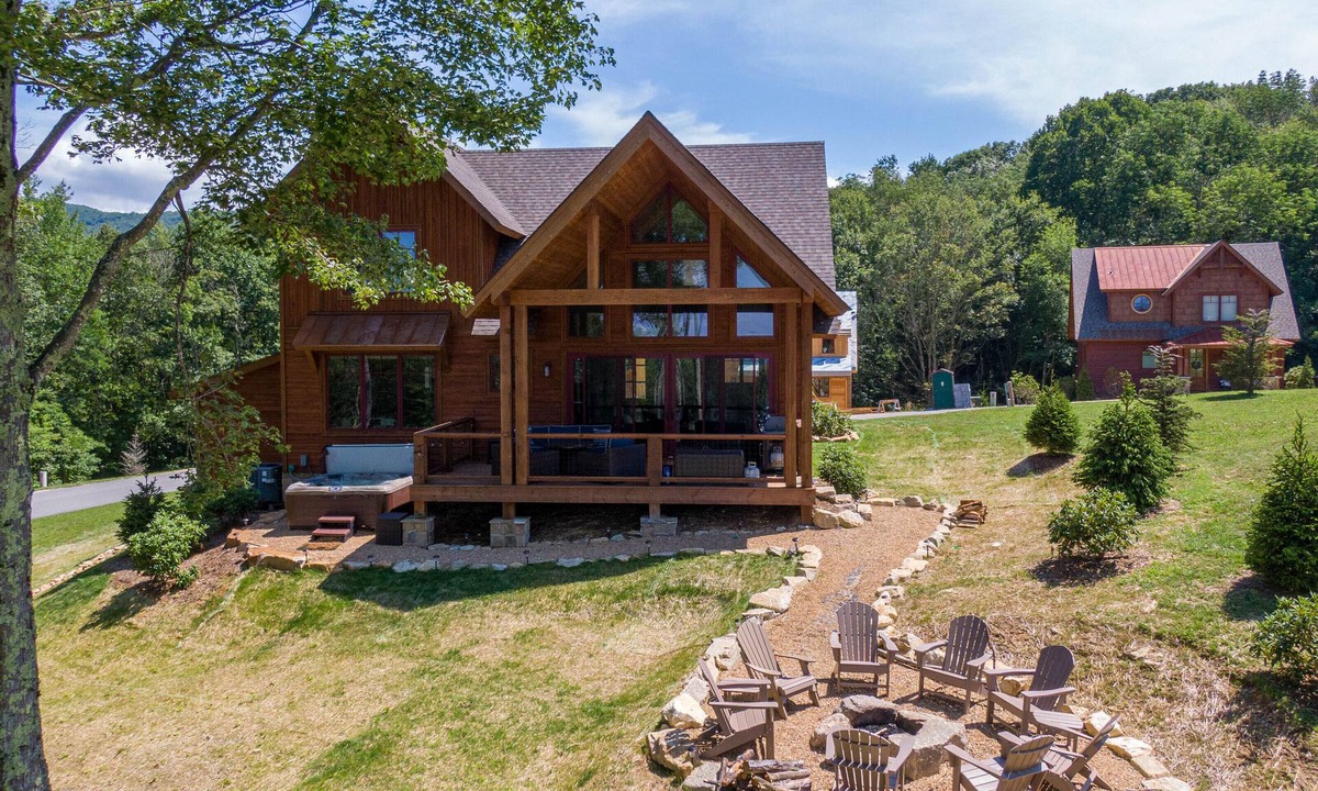 Elk Park Cabin | Happy Trails - Pet friendly Eagles Nest with view, hot tub, fire pit