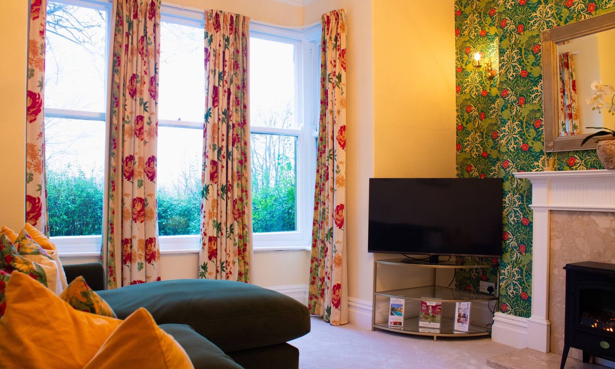 Harrogate Apartment | Harlow View, Harrogate - 2 bedroom apt. Dog Friendly. Free Parking.