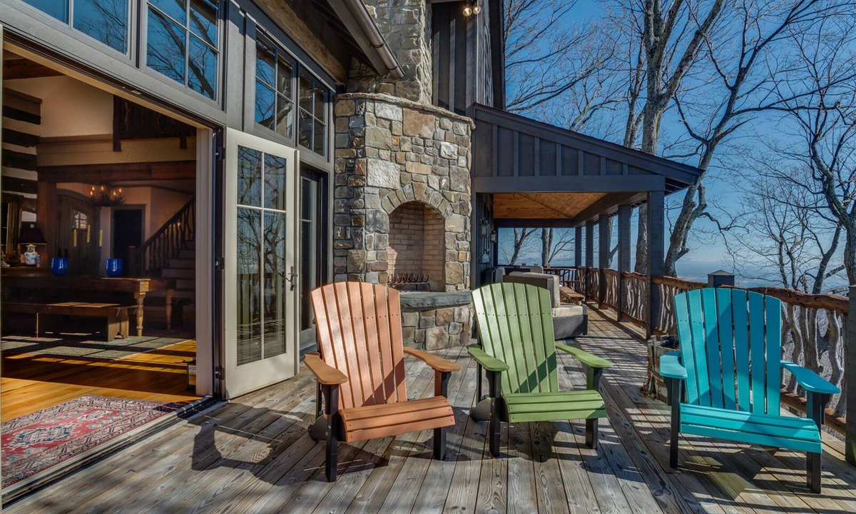 Lynn House | Hawks View | Luxuriously Appointed Home | Less Than 15 Minutes from TIEC